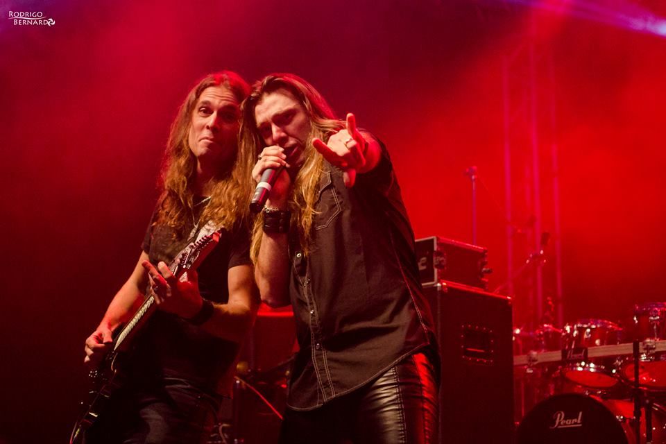 Almah e Kiko Loureiro